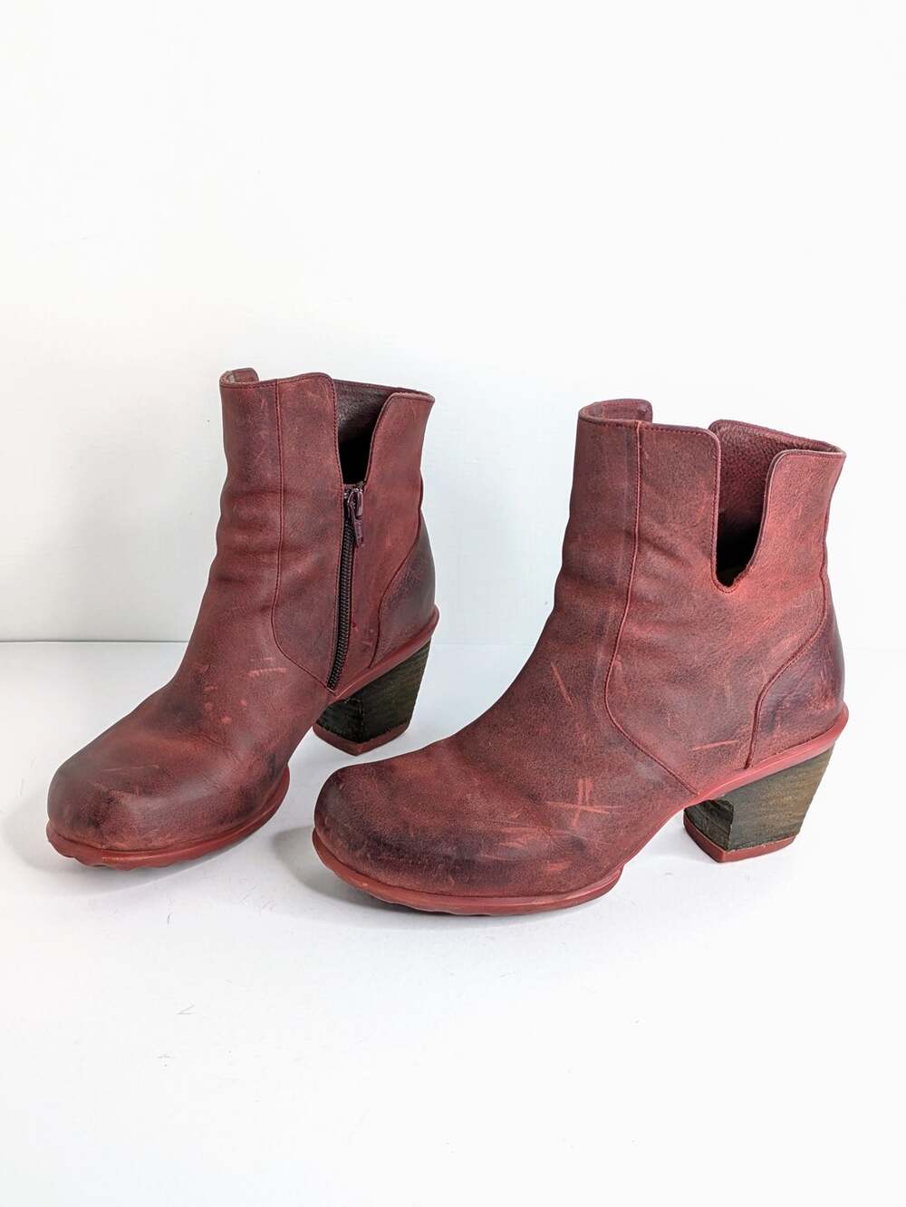 John Fluevog Hopeful Rosy Ankle Boot 8.5 Dark Red Leather Zip Heel Notch Detail